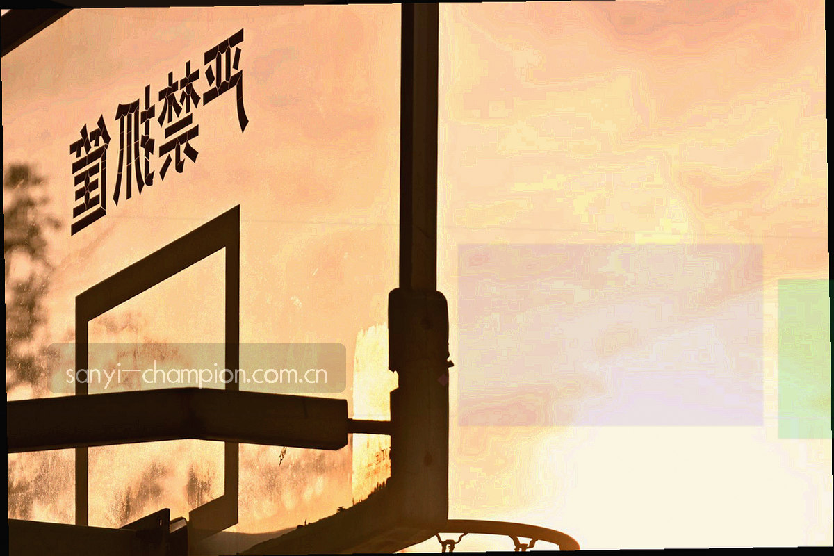战术板线条叠加球员跑动热区的抽象图示，荧光青线条在深色底上高亮